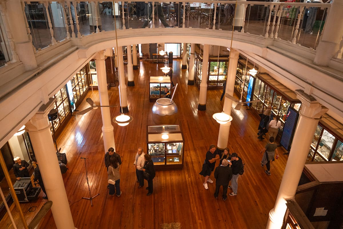 En Avenida de Mayo 853, el museo ocupa el edificio protegido que fue sede del histórico Bazar Inglés, que fue restaurado y recuperó vitrinas, molduras y pisos originales