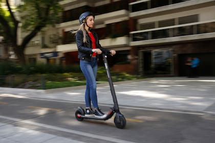 En avenida Del Libertador, cerca de los bosques de Palermo, los usuarios utilizan la bicisenda para movilizarse en monopatín eléctrico