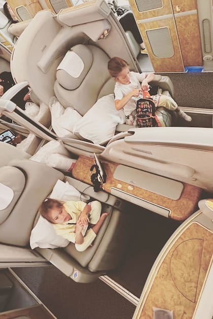 En avión privado, Francesca y Valentina viajaron de Dubái a Madrid junto con sus padres.