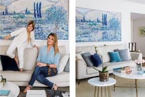En azules, el cuadro de Vicente Grondona 'Paisaje jujeño' domina la escena del living equipado con una elegante selección de mobiliario: sofá ‘Symbole’ (Roche Bobois) con almohadones (Good Luck Casa) y mesas ratonas con tapa de mármol (Mesopotamia BA).