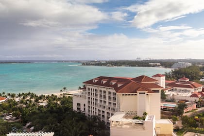 En Bahamas los hoteles suelen ser enormes, con más de mil habitaciones, entre cinco y diez piletas, más de veinte restaurantes, spa, parque acuático y playa.