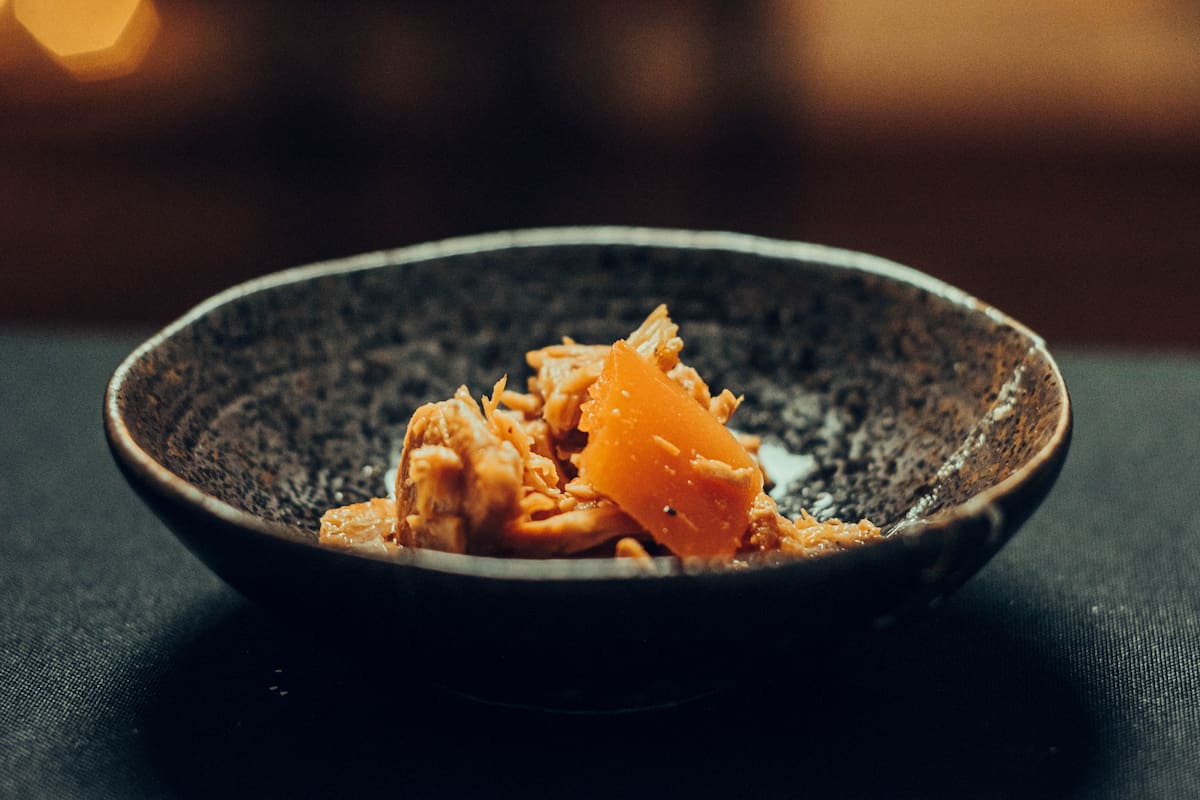 En Bajo Llave 929, Quique Sobral elabora platos con yacaré. También ofrece carpincho e incluso curiyú, una serpiente que vive en zonas húmedas y es parte de la familia de las anacondas