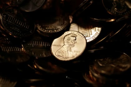 En bancos y comercios escasean monedas de 1 centavo, pues Casa de Moneda de EEUU dejó de acuñarlas