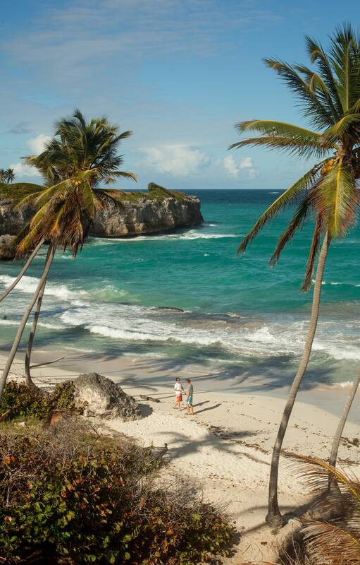 En Barbados, todas las playas son públicas. La casa rosada que asoma en la colina es del príncipe Andrew de Inglaterra.