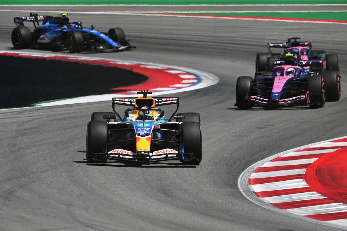 En Barcelona, Arvid Lindblad superando a Franco Colapinto y Pierre Gasly