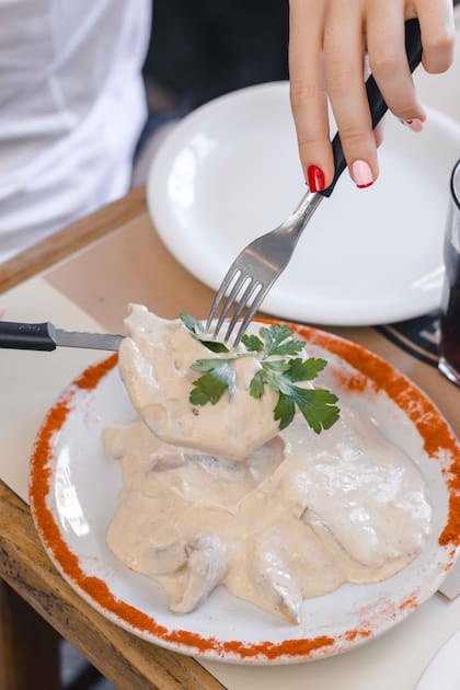 En Barcelona Asturias dejaron fijo el vitel toné como una de las entradas de la carta; lo hacen bien tradicional, sin reversiones y sin vueltas