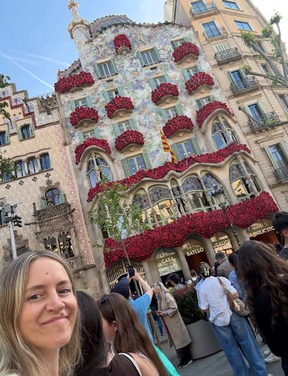 En Barcelona, frente a Casa Batlló, en San Jordi; allí se enamoró de las neurociencias y de sus aplicaciones al comportamiento humano y al bienestar