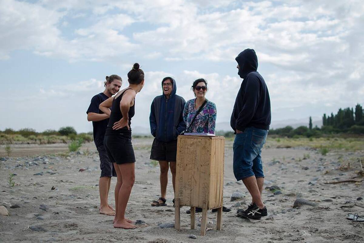 En bares, ferias americanas o a la intemperie, donde no hay museos ni grandes galerías, una generación pujante muestra, vende y genera intercambio creativo y trabajo en red en todo el país