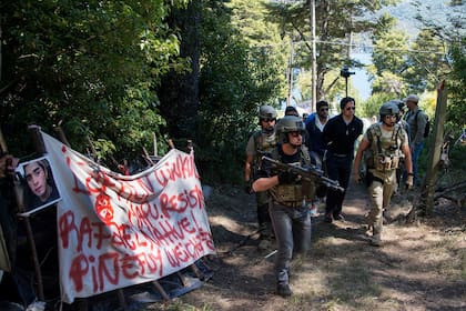 En Bariloche, la comitiva encabezada por el juez federal subrogante Gustavo Villanueva arribó al predio que ocupó la comunidad mapuche. 7/12/17