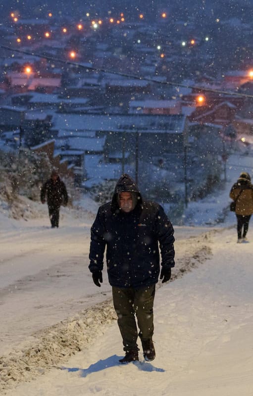 En Bariloche, la primera nevada intensa del año pintó ayer la ciudad de blanco