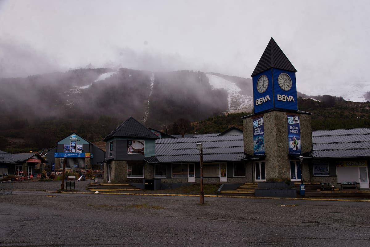 En Bariloche los trabajadores de la concesionaria del centro de esquí (CAPSA) y comerciantes, trabajan de cara a la apertura del cerro esperando el final de la cuarentena