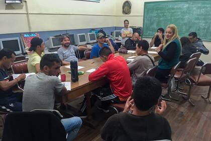 En Barracas, voluntarios de la Fundación Multipolar ayudan a personas en situación de calle a acercarse al mundo laboral