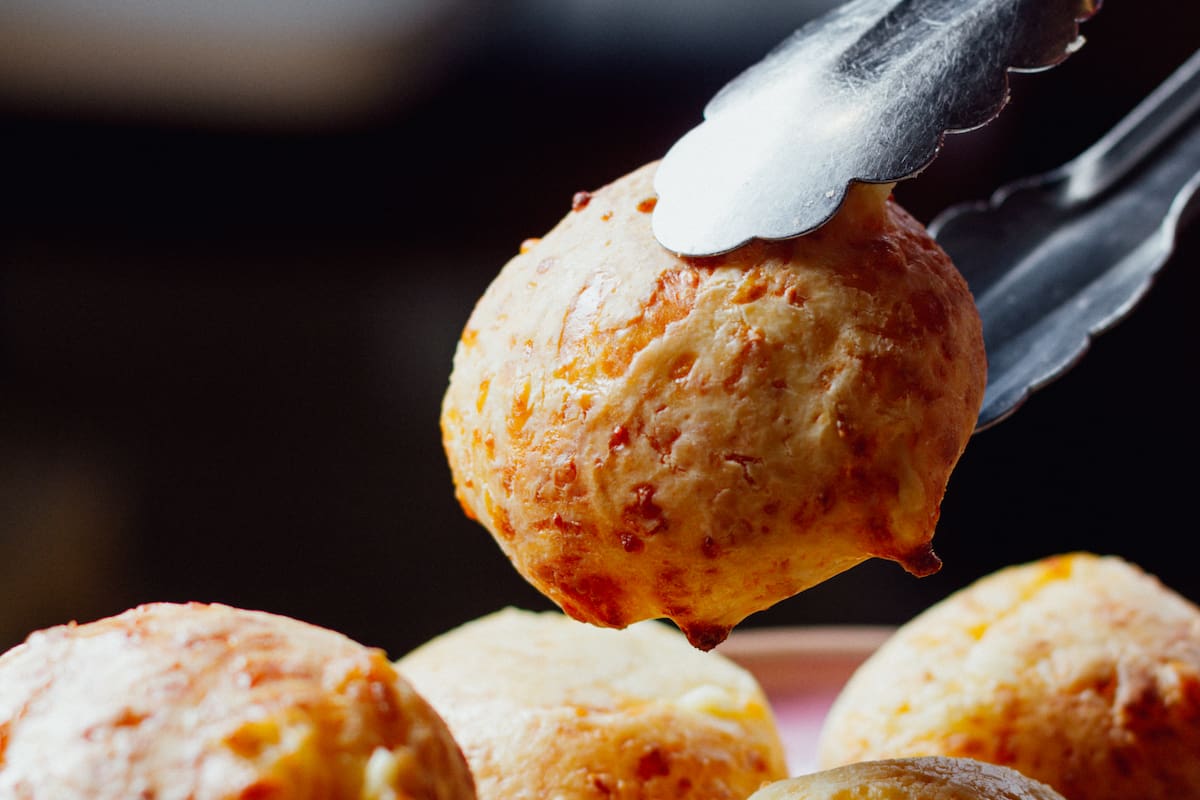 En Barragán, preparan tres versiones del chipá; la más tradicional pesa 100 gramos y combina queso sardo, pategrás y muzzarella; otra lleva por encima un tajín de picor moderado preparado con ají molido, pimentón dulce, ralladura de lima y sal; y la tercera transforma la masa en un waffle de chipá