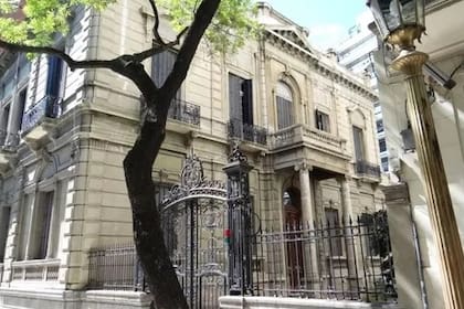 En Basavilbaso y Arenales, una emblemática y espectacular casa porteña que se vende por US$10 millones