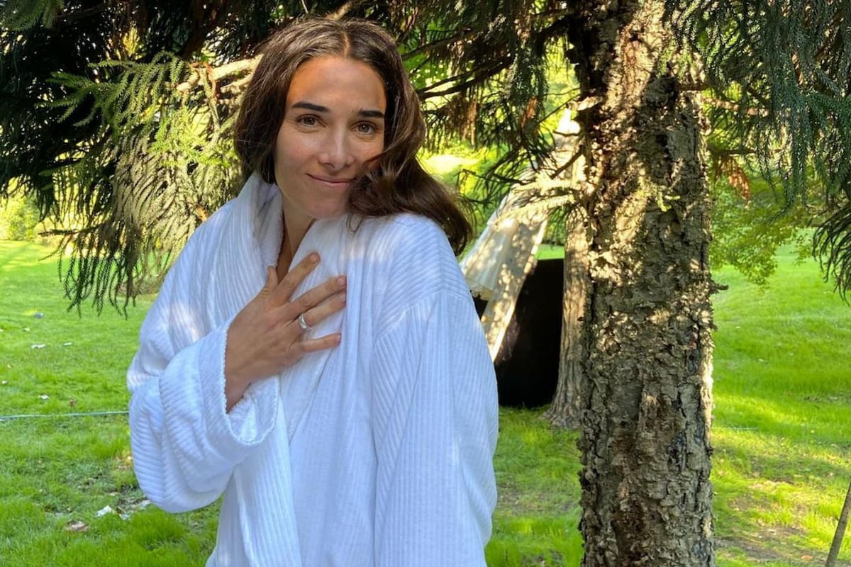 En bata y al natural, Juana Viale lanzó una adivinanza