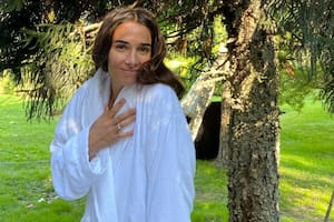 En bata y al natural, Juana Viale lanzó una adivinanza
