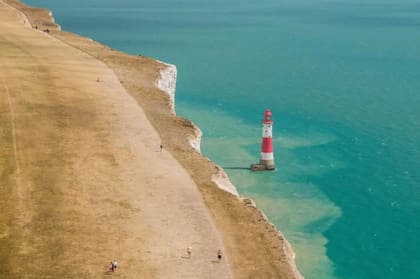 En Beachy Head, un promontorio de la costa sur de Inglaterra conocido por el impactante contraste entre sus blancos acantilados de tiza, el mar azul y la hierba verde, ahora falta uno de esos elementos