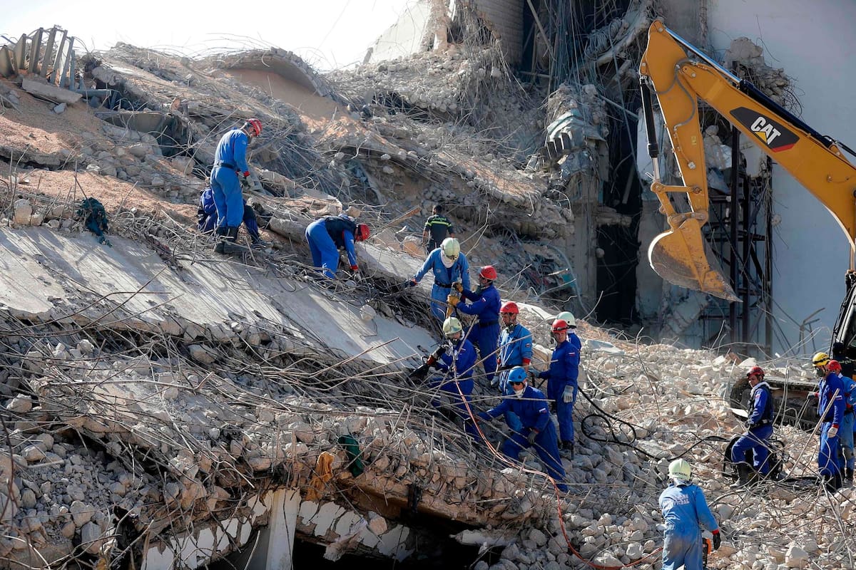En Beirut remueven los escombros que dejó la devastadora explosión