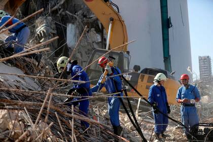Trabajo de rescatistas entre los escombros de Beirut