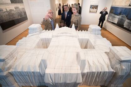 El artista habla con la Reina Mathilda de Bélgica en una exposición en ese país