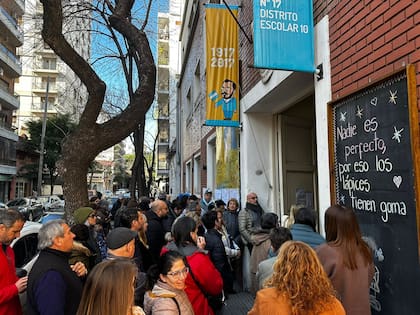 En Belgrano, los votantes debieron afrontar filas con hasta tres horas de espera y esperar en la vereda de la escuela