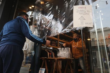 En Berazategui, atienden detrás de mamparas improvisadas con nylon