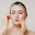 Una experiencia de masaje facial promete enseñarte a sacarte los signos de cansancio del rostro