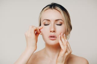 Una experiencia de masaje facial promete enseñarte a sacarte los signos de cansancio del rostro