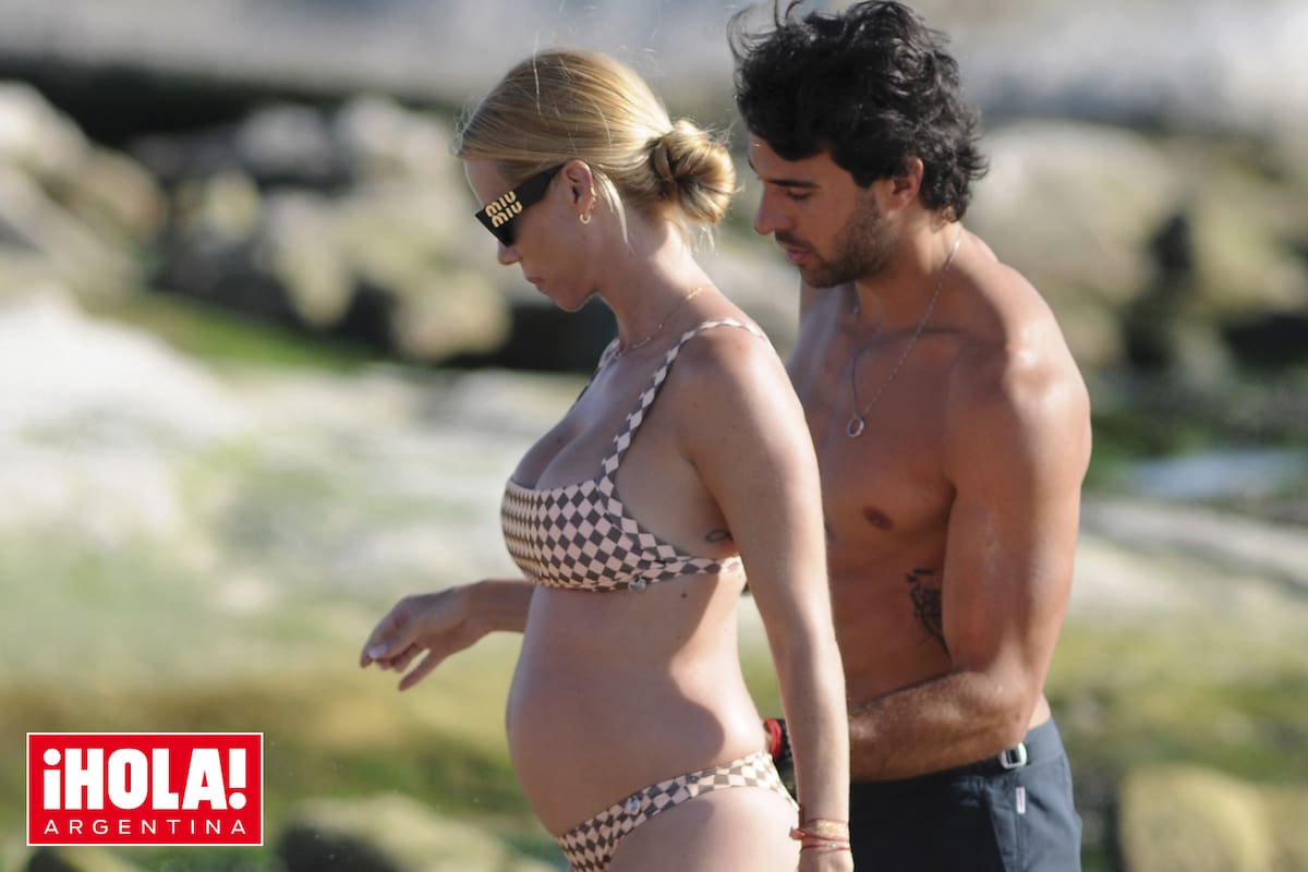 En bikini, la modelo y conductora muestra su panza de cinco meses.