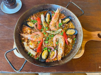 En Bilbao, el chef Leo Leyell estará al frente de una paella XXL que no forma parte de la carta habitual y se prepara especialmente para esta fecha