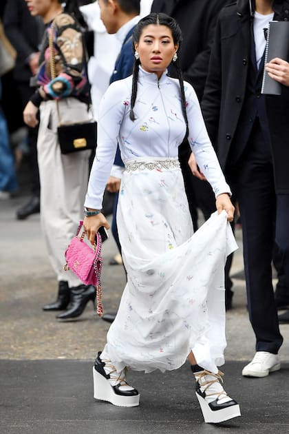 En blanco total y con zapatillas de líneas futuristas para asistir al desfile de Chanel en el Fashion Washion de París, en 2019.