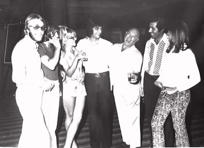 En blanco y negro pero con la pasión intacta hasta hoy: Mónica brilló tanto en la Argentina como en Asia; en la foto, junto a Marrone y su banda
