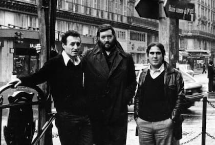 En blanco y negro un recuerdo con su amigo Julio Cortázar en París