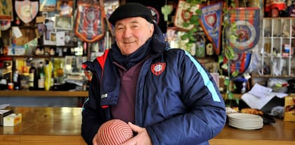 En Boedo juega de local, el Gringo. Con la vieja y querida pelota Pulpo en las manos