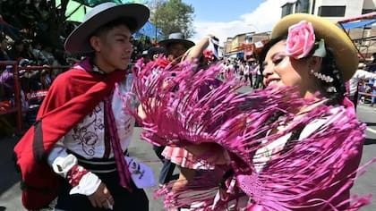 En Bolivia se bailan distintas cuecas, como la "cueca chaqueña" (en la foto)