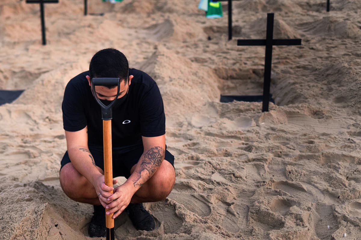 En Brasil cavan tumbas en la playa de Copacabana para honrar a los muertos y protestar contra Jair Bolsonaro