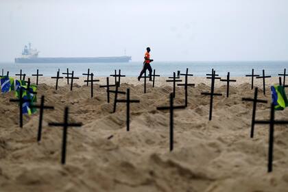 Tumbas simbólicas en las playas de Río en homenaje a los muertos