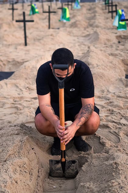 En Brasil cavan tumbas en la playa de Copacabana para honrar a los muertos y protestar contra Jair Bolsonaro