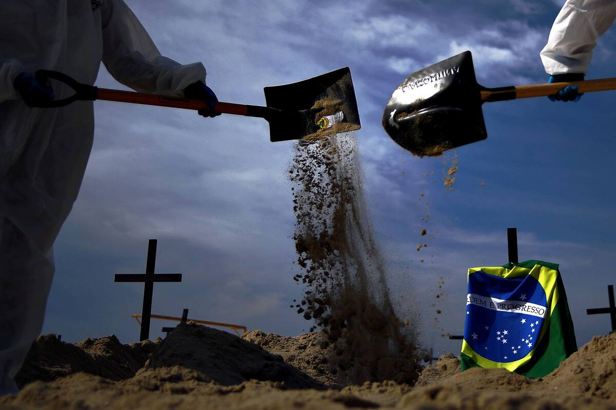 En Brasil cavan tumbas en la playa de Copacabana para honrar a los muertos y protestar contra Jair Bolsonaro