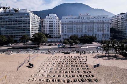 Tumbas simbólicas en las playas de Copacabana, Brasil, para honrar a los muertos