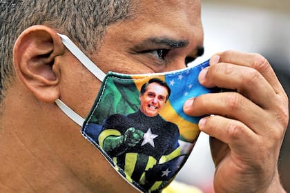 Un barbijo con la imagen de Bolsonaro, en Río de Janeiro