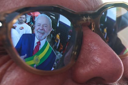 En Brasilia, el 25 de octubre de 2026, durante la segunda vuelta de las elecciones presidenciales, se observa el reflejo de una imagen del presidente de Brasil y candidato a la reelección del Partido de los Trabajadores (PT), Luiz Inácio Lula da Silva