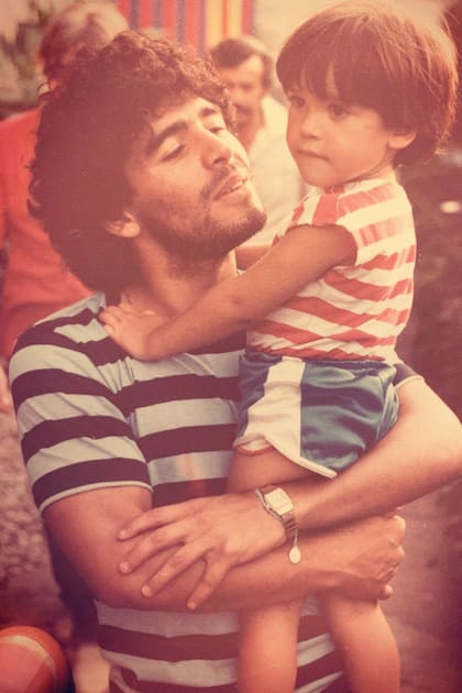 En brazos de Diego Maradona, durante el Mundial 86, en México.