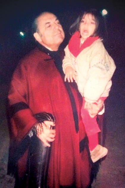En brazos de su querido abuelo, Juan Carlos Saravia, líder de Los Chalchaleros. "Él era muy alegre y cercano, un divino. Además, vivimos juntos un año. Cuando era chica, mi familia se mudó a Del Viso, pero por algún motivo seguí yendo al colegio en Buenos Aires. Me quedé con él, con Margarita, su mujer, y con Andrés, su hijo menor. Fue espectacular, pura malcrianza", recuerda Feli.