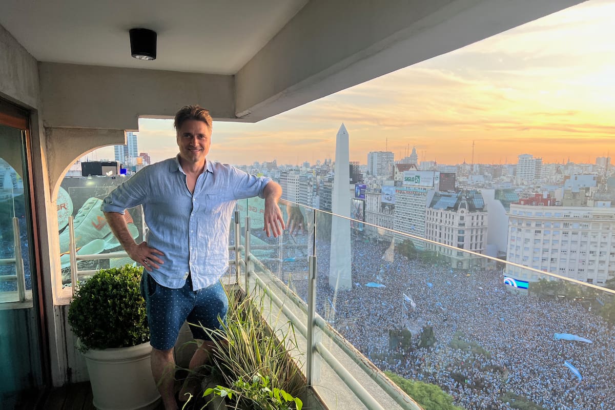 En Buenos Aires, en el balcón, con vista al obelisco y a los festejos luego de ganar el Campeonato Mundila de Fútbol