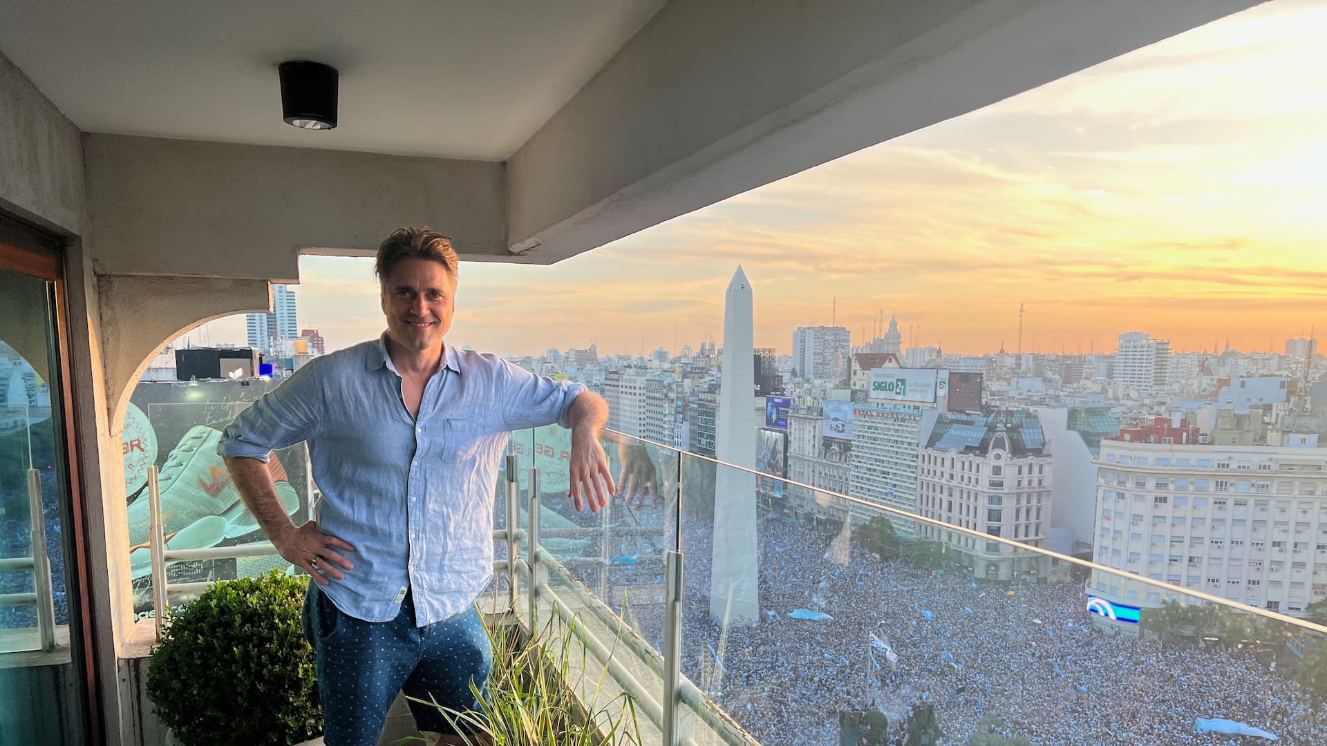 En Buenos Aires, en el balcón, con vista al obelisco y a los festejos luego de ganar el Campeonato Mundila de Fútbol