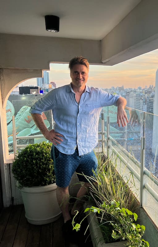 En Buenos Aires, en el balcón, con vista al obelisco y a los festejos luego de ganar el Campeonato Mundila de Fútbol