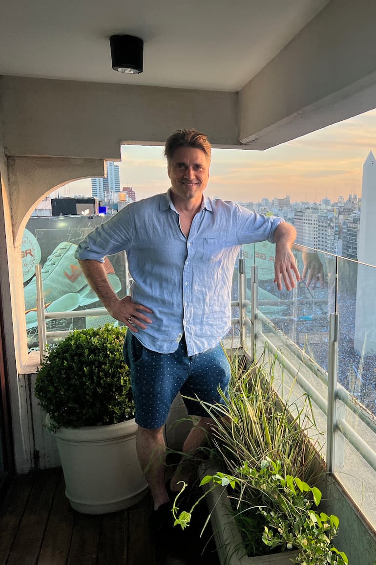 En Buenos Aires, en el balcón, con vista al obelisco y a los festejos luego de ganar el Campeonato Mundila de Fútbol