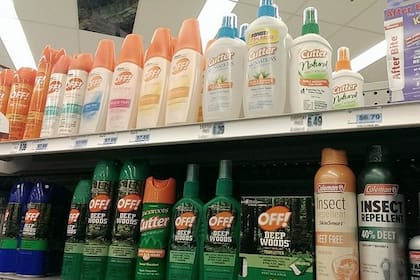 Repelentes en las alacenas de un supermercado