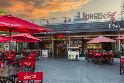 En Burger54 podés armar tu hot dog a tu gusto.